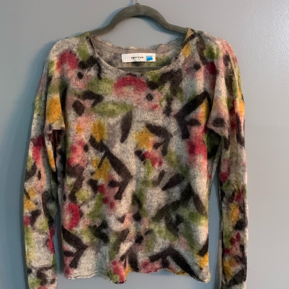 Women’s light sweater. Size small - Picture 4 of 7